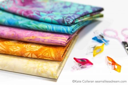 4 Essential Tips for Choosing Colors for your Quilt Borders featured by top US quilting blog, Seams Like a Dream Quilt Designs